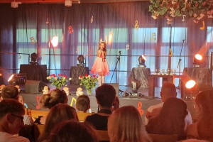 Uczestnicy II Regionalnego Festiwalu Piosenki Wszelakiej „ MIKROFON NIE GRYZIE”