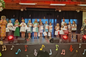 Uczestnicy II Regionalnego Festiwalu Piosenki Wszelakiej „ MIKROFON NIE GRYZIE”
