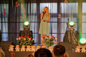 Uczestnicy II Regionalnego Festiwalu Piosenki Wszelakiej „ MIKROFON NIE GRYZIE”