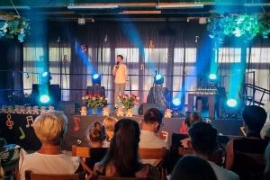 Uczestnicy II Regionalnego Festiwalu Piosenki Wszelakiej „ MIKROFON NIE GRYZIE”