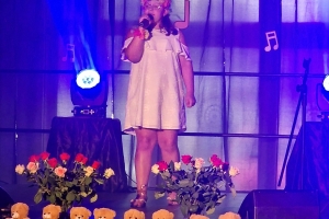 Uczestnicy II Regionalnego Festiwalu Piosenki Wszelakiej „ MIKROFON NIE GRYZIE”