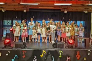 Uczestnicy II Regionalnego Festiwalu Piosenki Wszelakiej „ MIKROFON NIE GRYZIE”