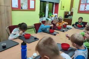 Uczestnicy zajęć wykonują prace plastyczne