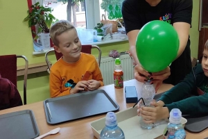 Uczestnicy zajęć wykonują prace plastyczne