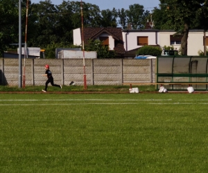 Zdjęcie przedstawia strażaków podczas brania udziału w konkurencjach pożarniczych.